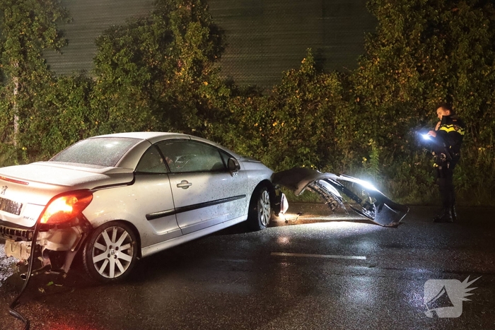 Automobilist verliest controle en raakt beschadigd voertuig