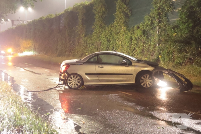 Automobilist verliest controle en raakt beschadigd voertuig