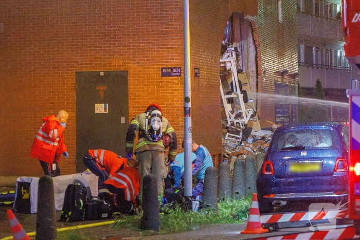 Explosie verwoest gevel van gebouw en veroorzaakt gewonden