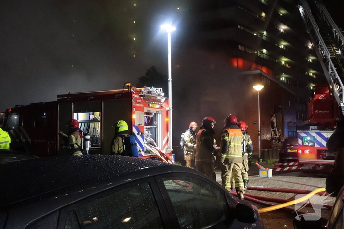 Explosie verwoest gevel van gebouw en veroorzaakt gewonden
