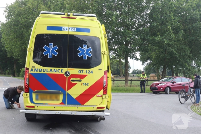 Scooterrijder in botsing met personenauto op kruising