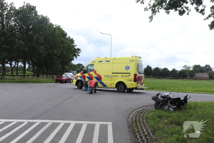 Scooterrijder in botsing met personenauto op kruising