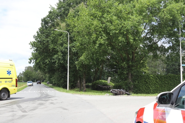 Scooterrijder in botsing met personenauto op kruising