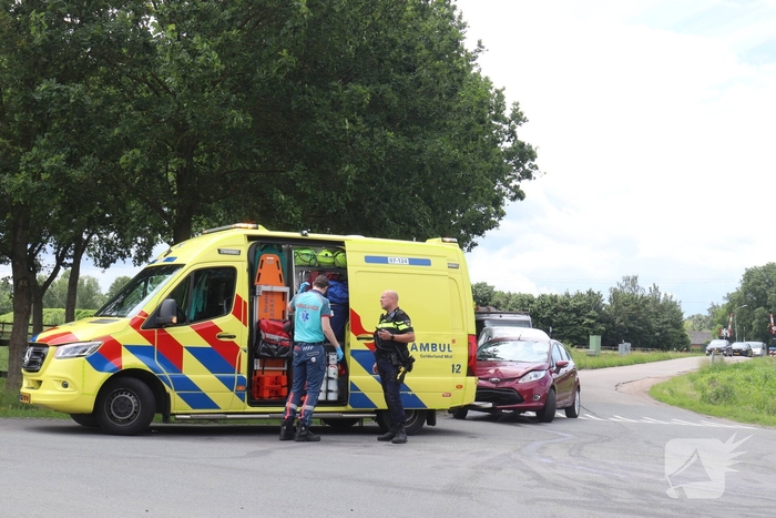Scooterrijder in botsing met personenauto op kruising