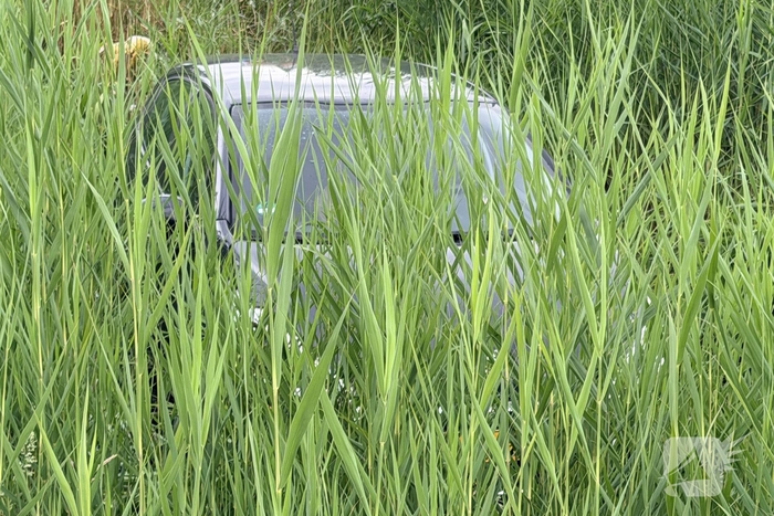 Auto belandt in sloot na ongeval