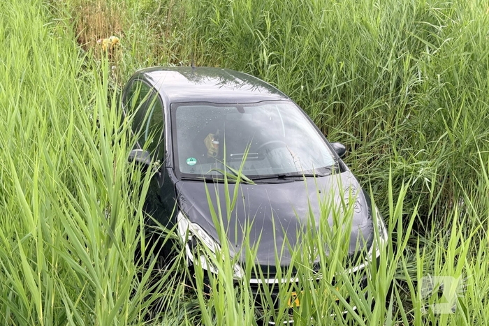 Auto belandt in sloot na ongeval