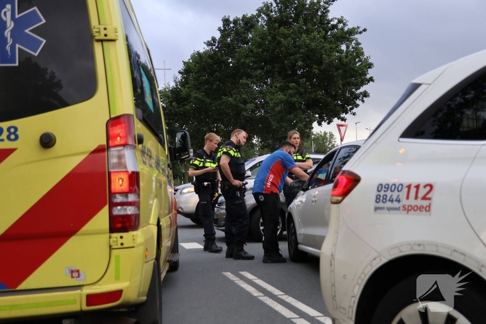 Persoon naar ziekenhuis nadat twee auto's botsen