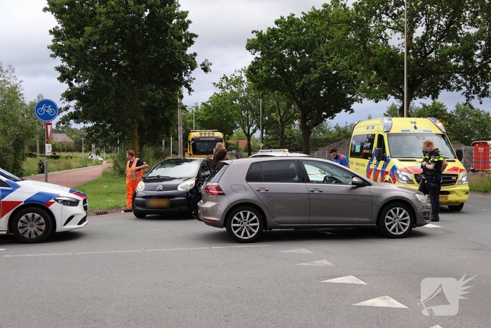 Persoon naar ziekenhuis nadat twee auto's botsen
