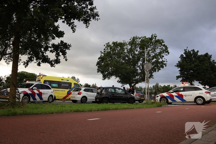 Persoon naar ziekenhuis nadat twee auto's botsen