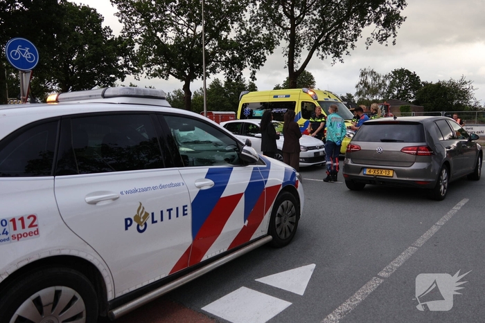 Persoon naar ziekenhuis nadat twee auto's botsen