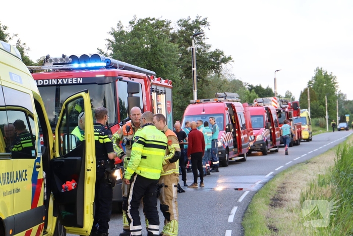 Auto te water in vroeg ochtenduur