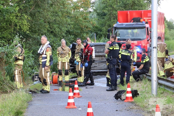Auto te water in vroeg ochtenduur