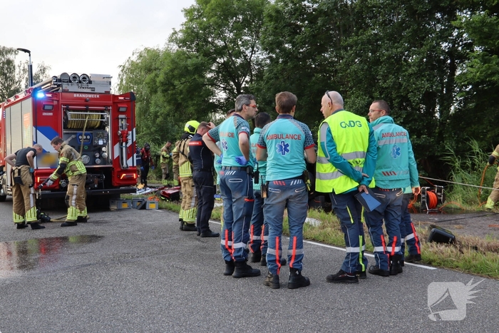 Auto te water in vroeg ochtenduur