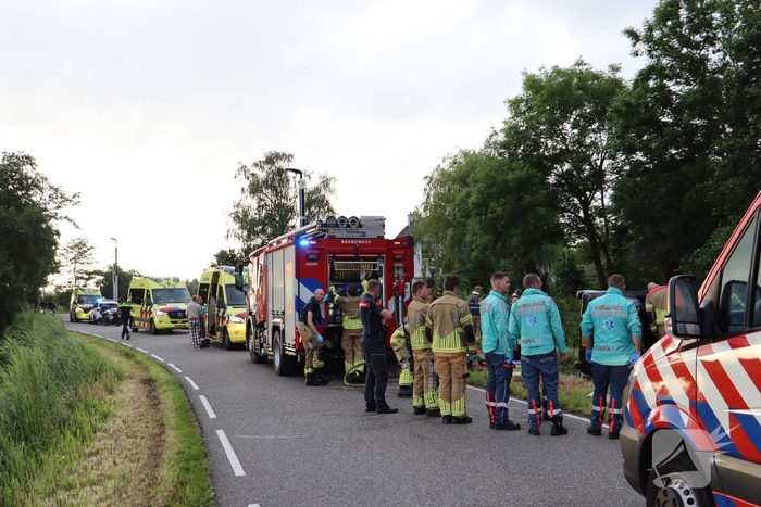 Auto te water in vroeg ochtenduur