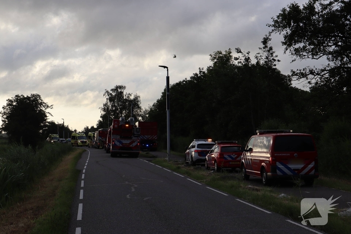 Auto te water in vroeg ochtenduur