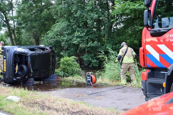 Auto te water in vroeg ochtenduur