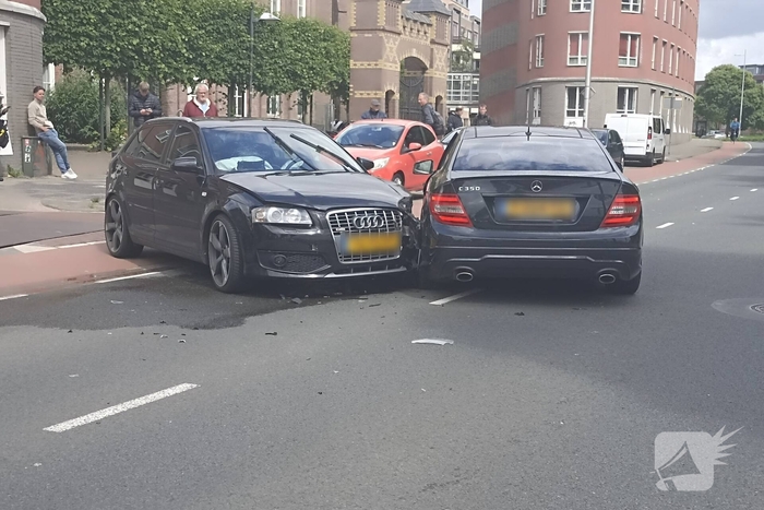 Flinke schade na botsing tussen auto's
