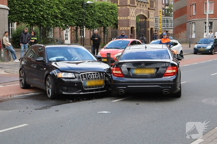 Flinke schade na botsing tussen auto's