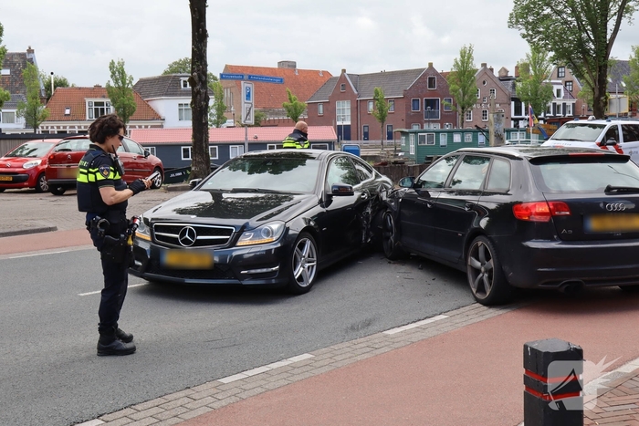 Flinke schade na botsing tussen auto's