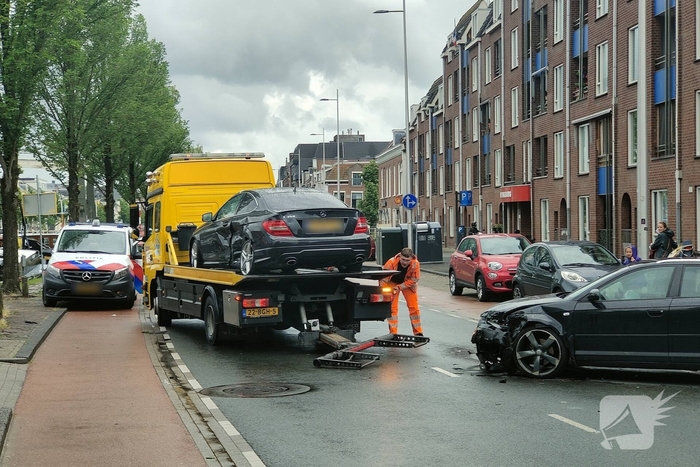 Flinke schade na botsing tussen auto's