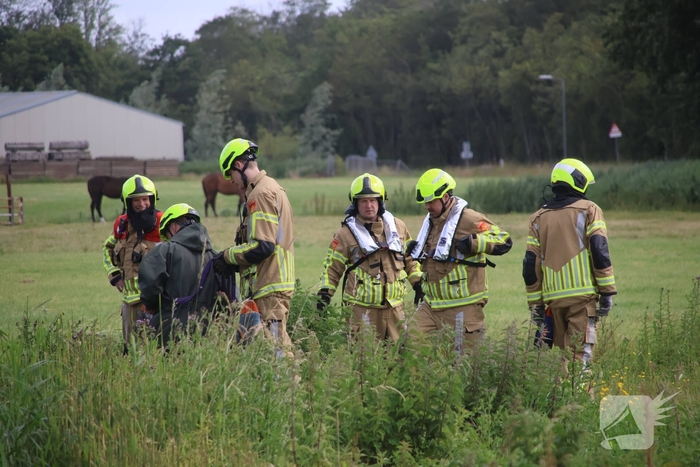 Brandweer redt paard uit water
