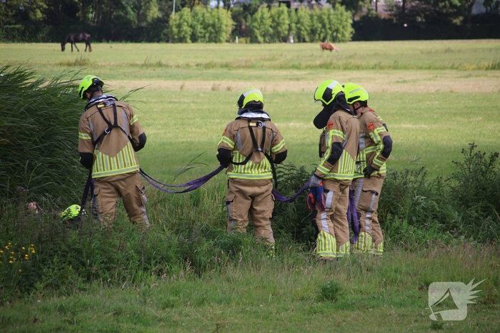 Brandweer redt paard uit water