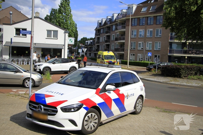 Fietser en automobilist botsen op rotonde
