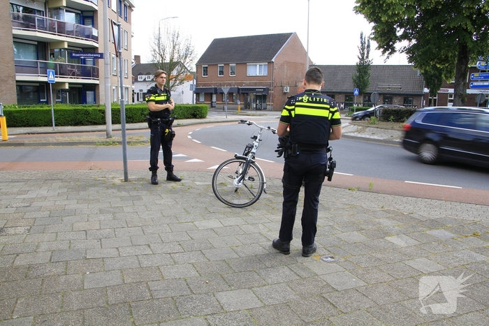 Fietser en automobilist botsen op rotonde