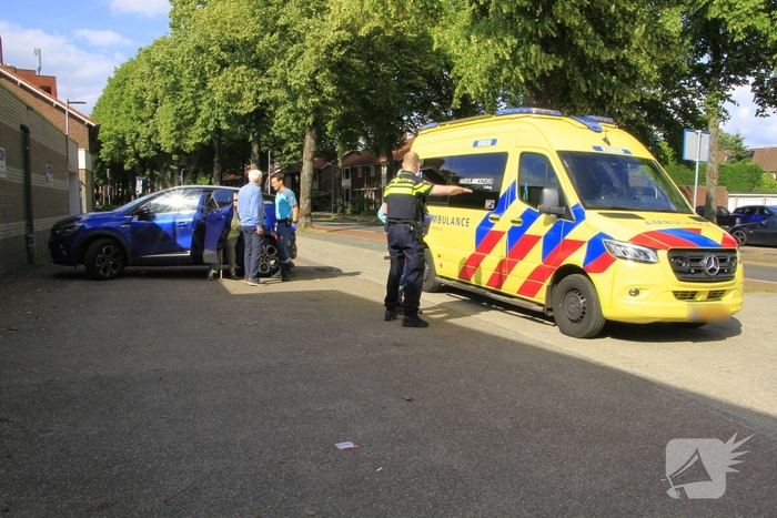 Fietser en automobilist botsen op rotonde