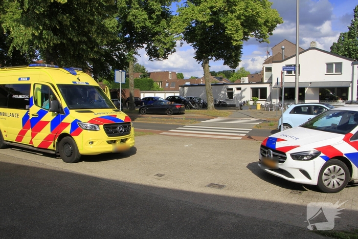 Fietser en automobilist botsen op rotonde