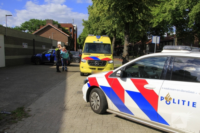 Fietser en automobilist botsen op rotonde
