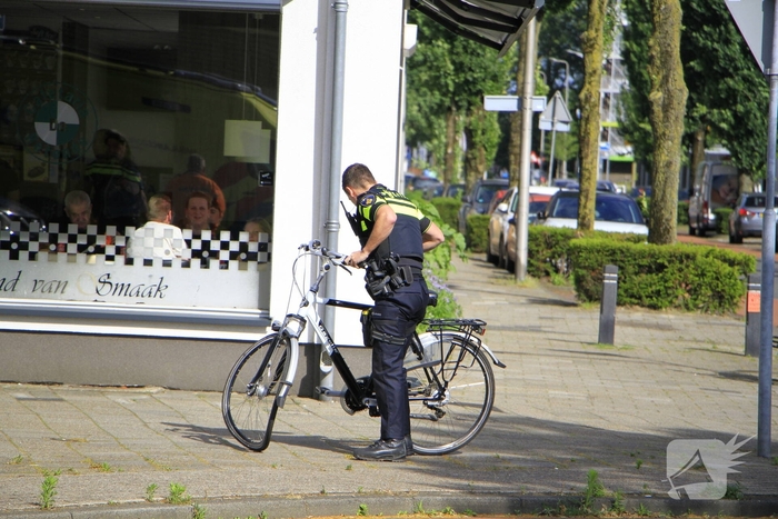 Fietser en automobilist botsen op rotonde