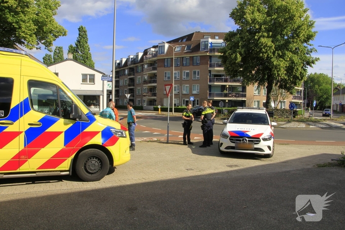 Fietser en automobilist botsen op rotonde
