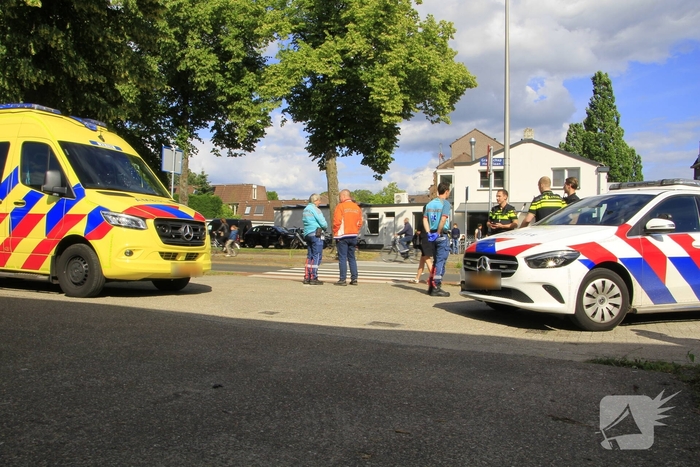 Fietser en automobilist botsen op rotonde