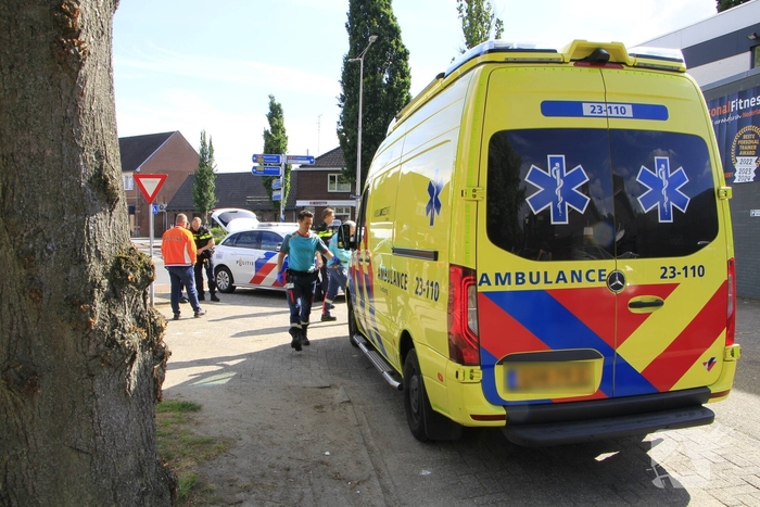 Fietser en automobilist botsen op rotonde