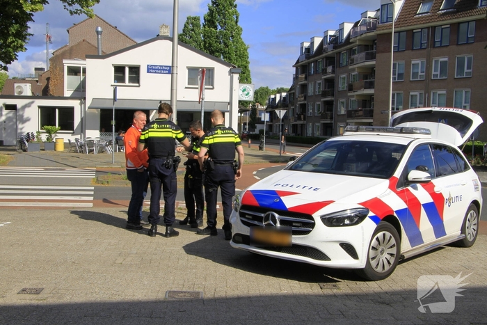 Fietser en automobilist botsen op rotonde