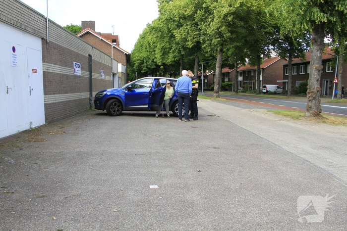 Fietser en automobilist botsen op rotonde