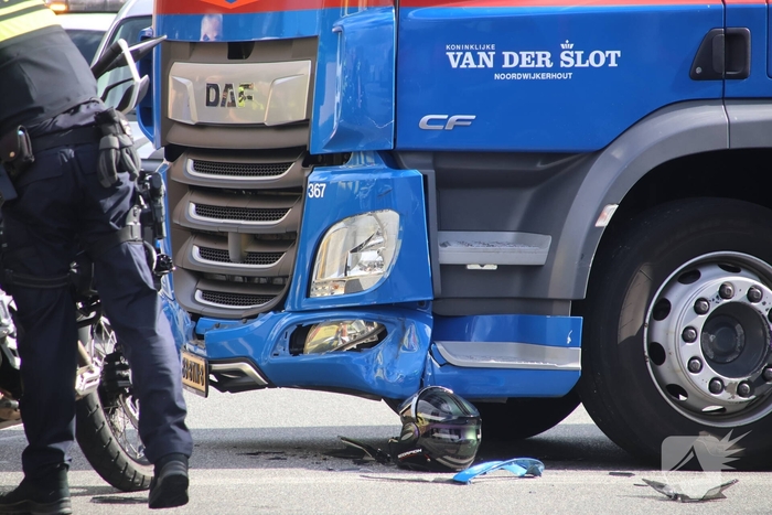 Motorrijder aangereden door vrachtwagen