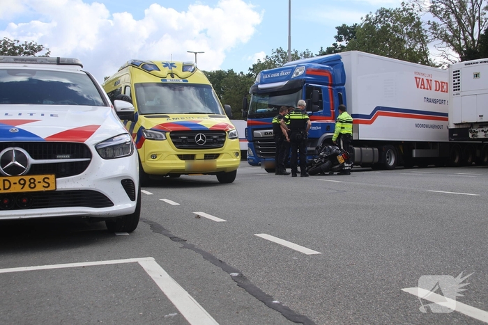 Motorrijder aangereden door vrachtwagen