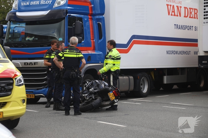 Motorrijder aangereden door vrachtwagen