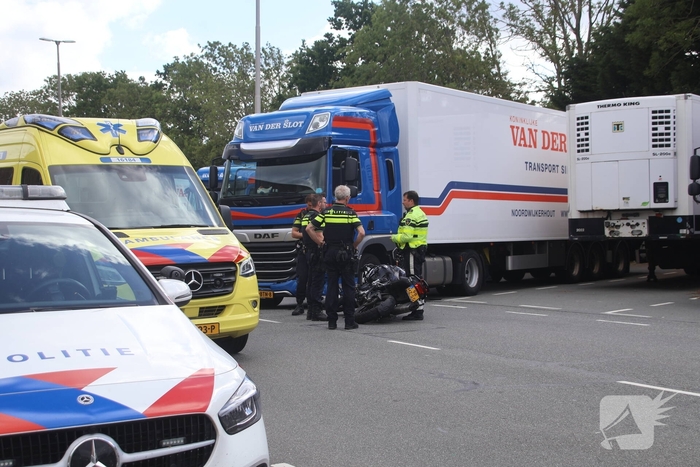 Motorrijder aangereden door vrachtwagen