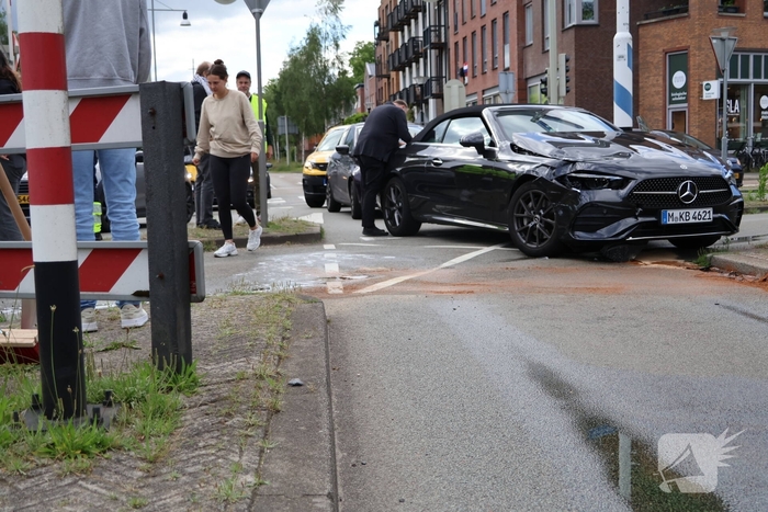 Botsing tussen twee auto's leidt tot verkeershinder