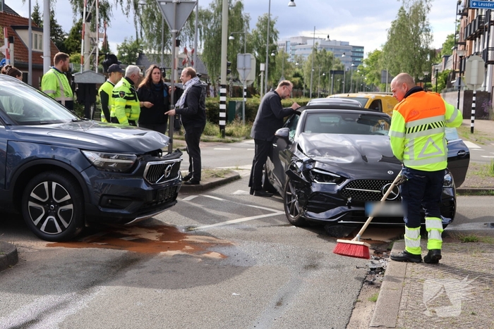 Botsing tussen twee auto's leidt tot verkeershinder