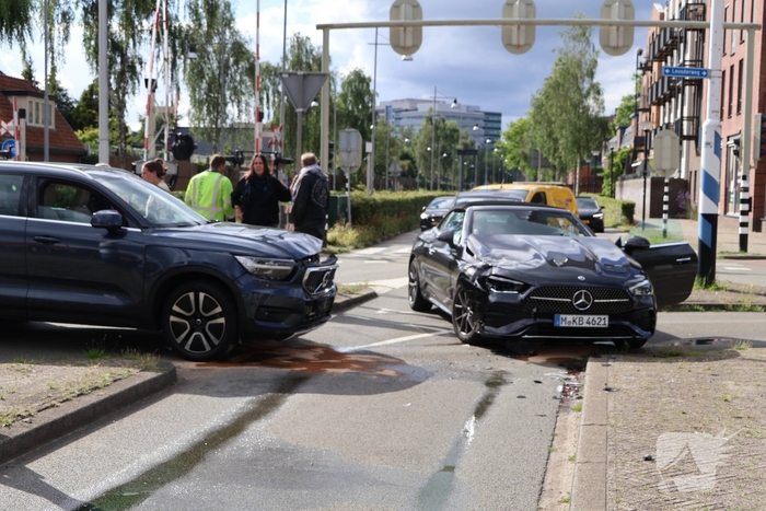 Botsing tussen twee auto's leidt tot verkeershinder