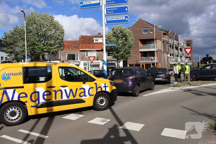 Botsing tussen twee auto's leidt tot verkeershinder