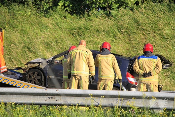 Auto volledig uitgebrand op snelweg