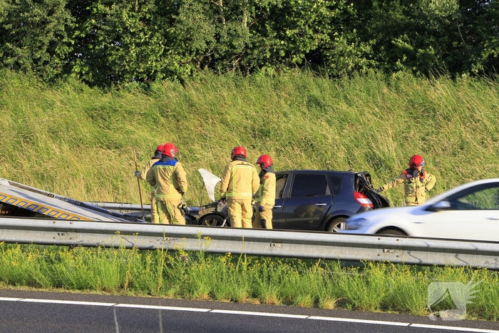 Auto volledig uitgebrand op snelweg