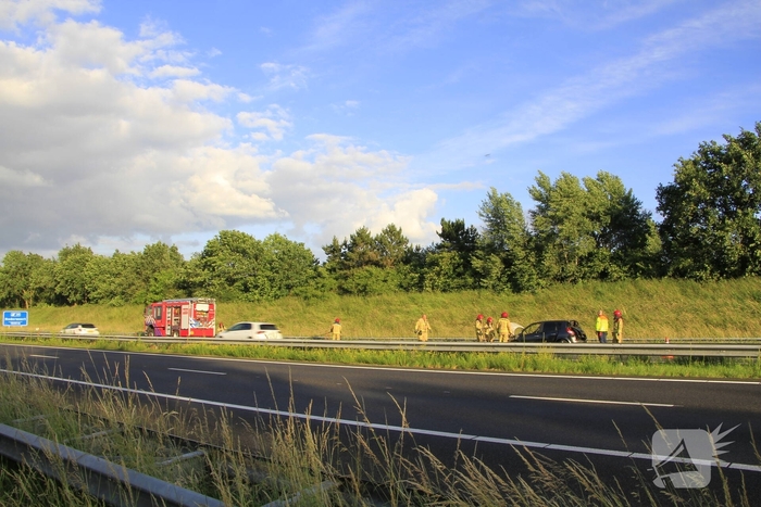 Auto volledig uitgebrand op snelweg
