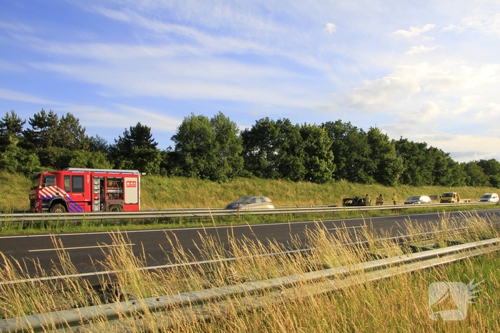 Auto volledig uitgebrand op snelweg