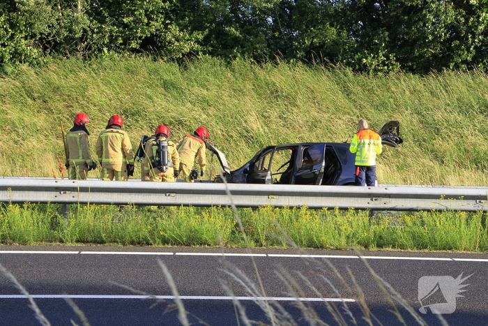 Auto volledig uitgebrand op snelweg